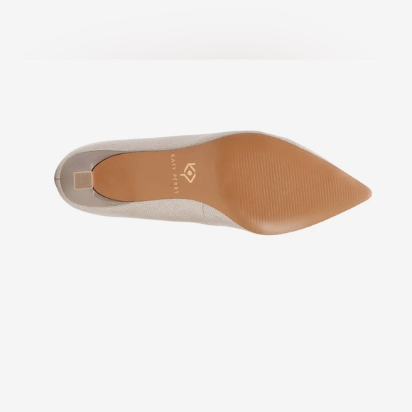 Katy Perry

The Golden Pump - Picture 3 of 11